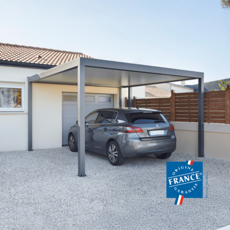 Carport ESSENTIEL Coclic Alu loin devant un garage
