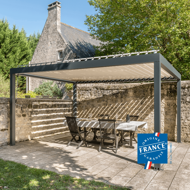 Vue de proche Pergola Bioclimatique manuelle avec store ESSENTIEL sur une terrasse avec logo Origine France Garantie.