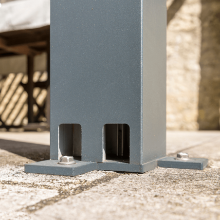 Pied avec évacuation des eaux Pergola Bioclimatique manuelle avec store ESSENTIEL sur une terrasse