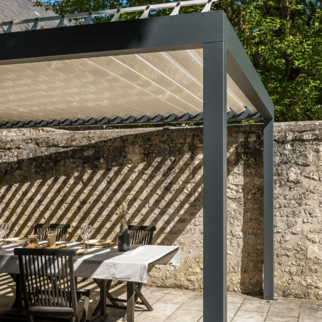 vue d'une Pergola Bioclimatique manuelle avec store ESSENTIEL sur une terrasse