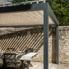 vue d'une Pergola Bioclimatique manuelle avec store ESSENTIEL sur une terrasse