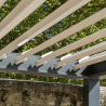 Lames Pergola Bioclimatique manuelle avec store ESSENTIEL sur une terrasse