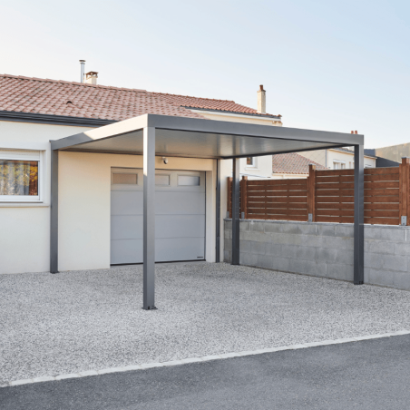 Carport vue d'ensemble devant porte de garage