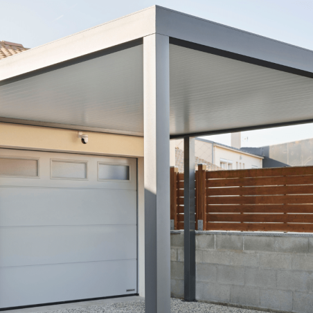 Carport ESSENTIEL Coclic Alu vue de proche devant maison et garage